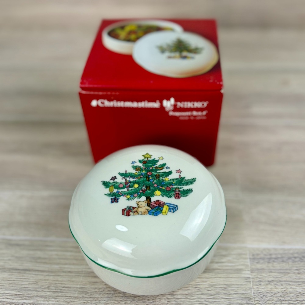 Nikko Happy Holidays Potpourri Box Round 4" Porcelain Christmas Holly Lid Japan